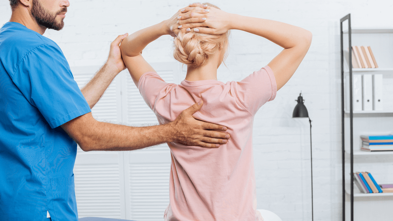 The girl turned to the doctor complaint on back pain